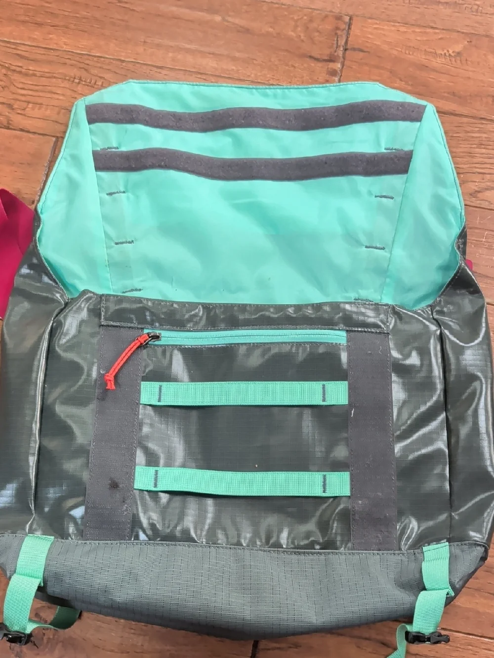 Patagonia Black Hole Mini 12L Teal Messenger Bag with Fuchsia Straps